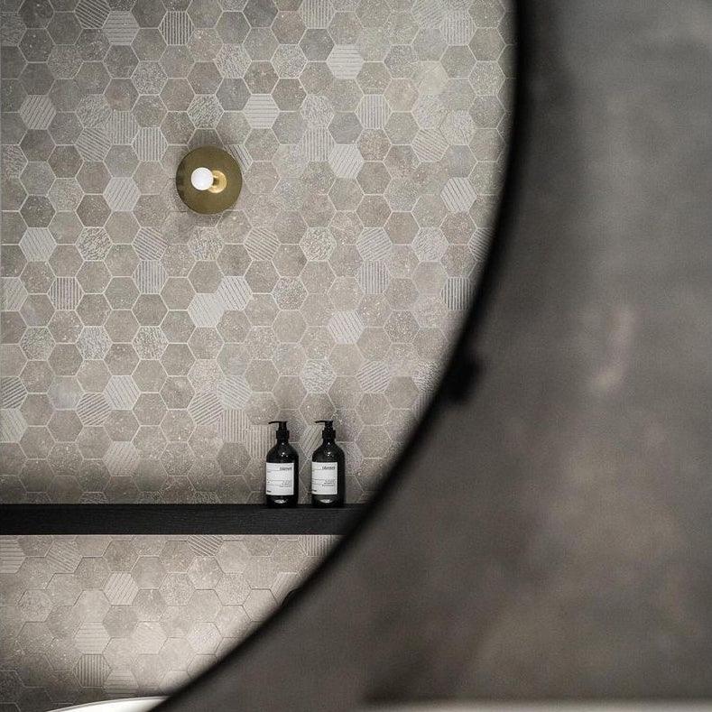 Soluise aplique de pared con bombilla expuesta y marco de latón