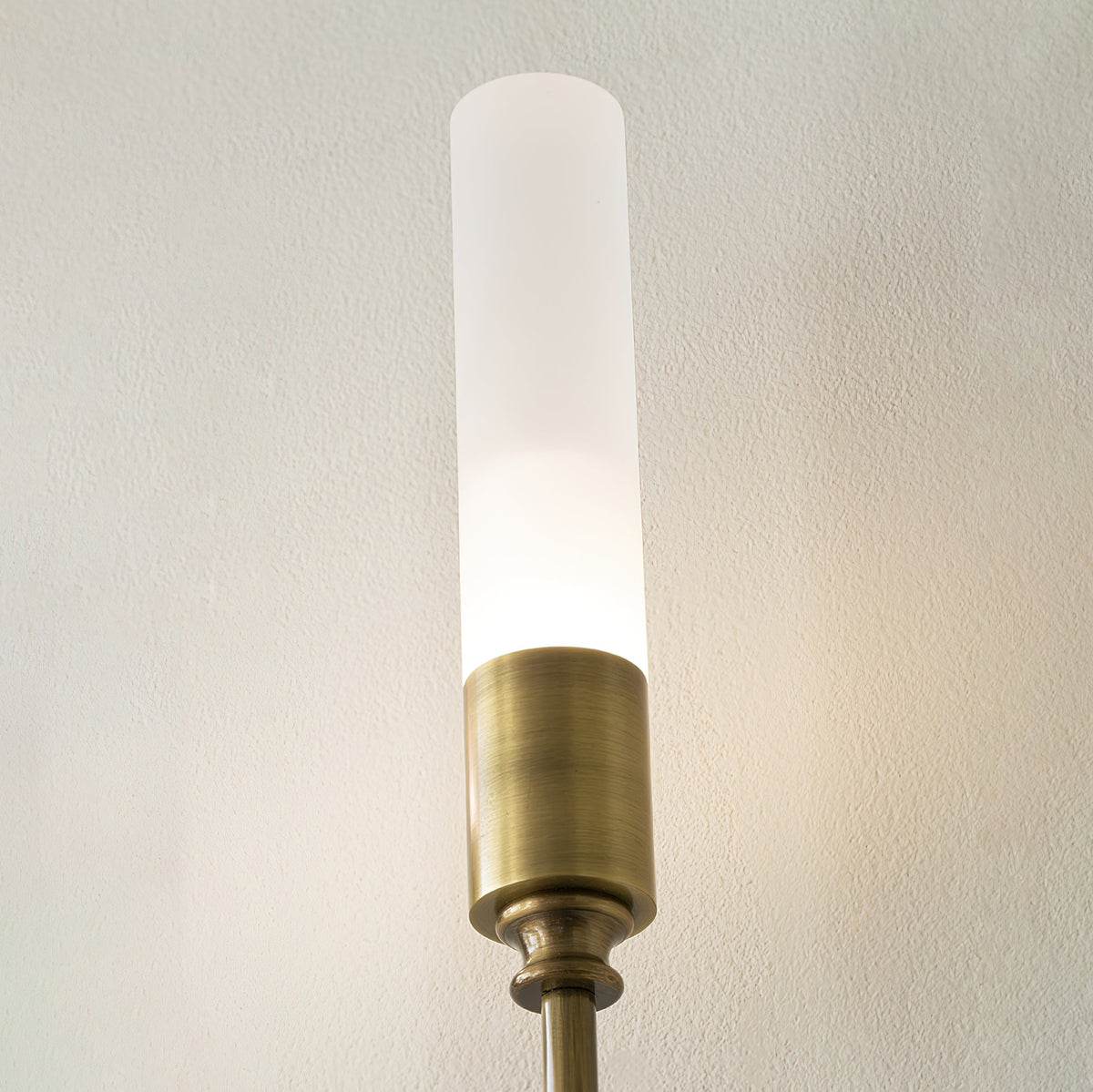 Yvori aplique de pared con doble varilla minimalista