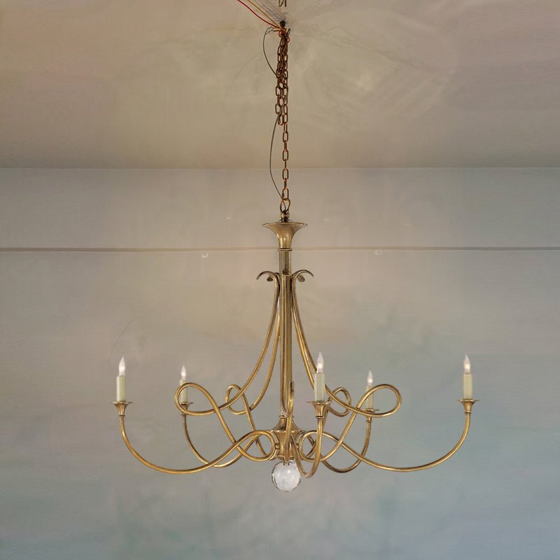 Efra lámpara de araña Double Twist latón Candelabra cristal