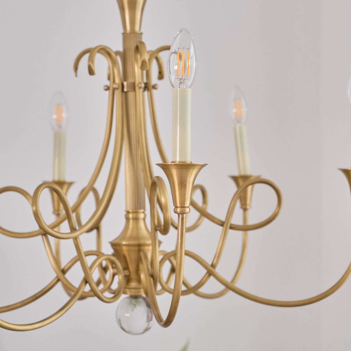 Efra lámpara de araña Double Twist latón Candelabra cristal