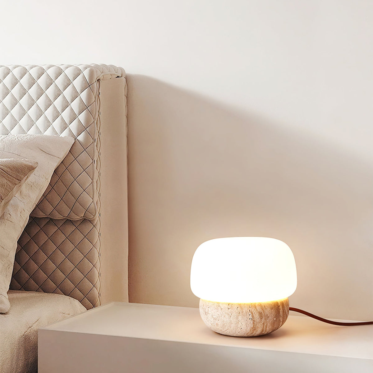 Eldoreth lámpara de mesa con base cúpula de travertino