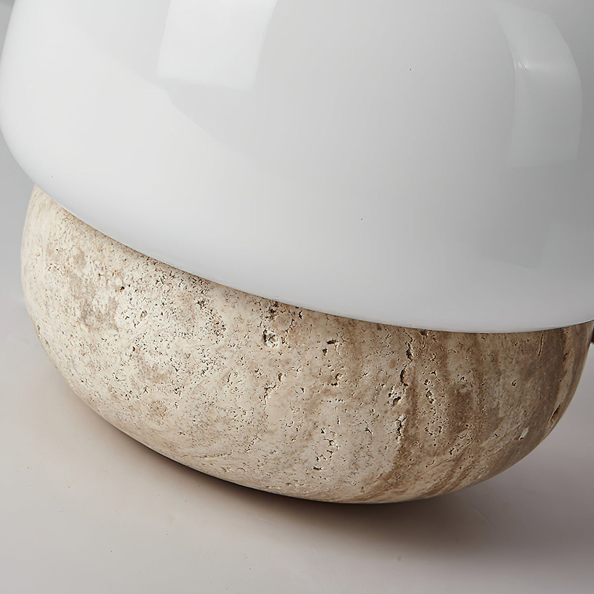 Eldoreth lámpara de mesa con base cúpula de travertino