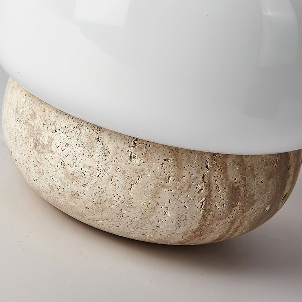 Eldoreth lámpara de mesa con base cúpula de travertino
