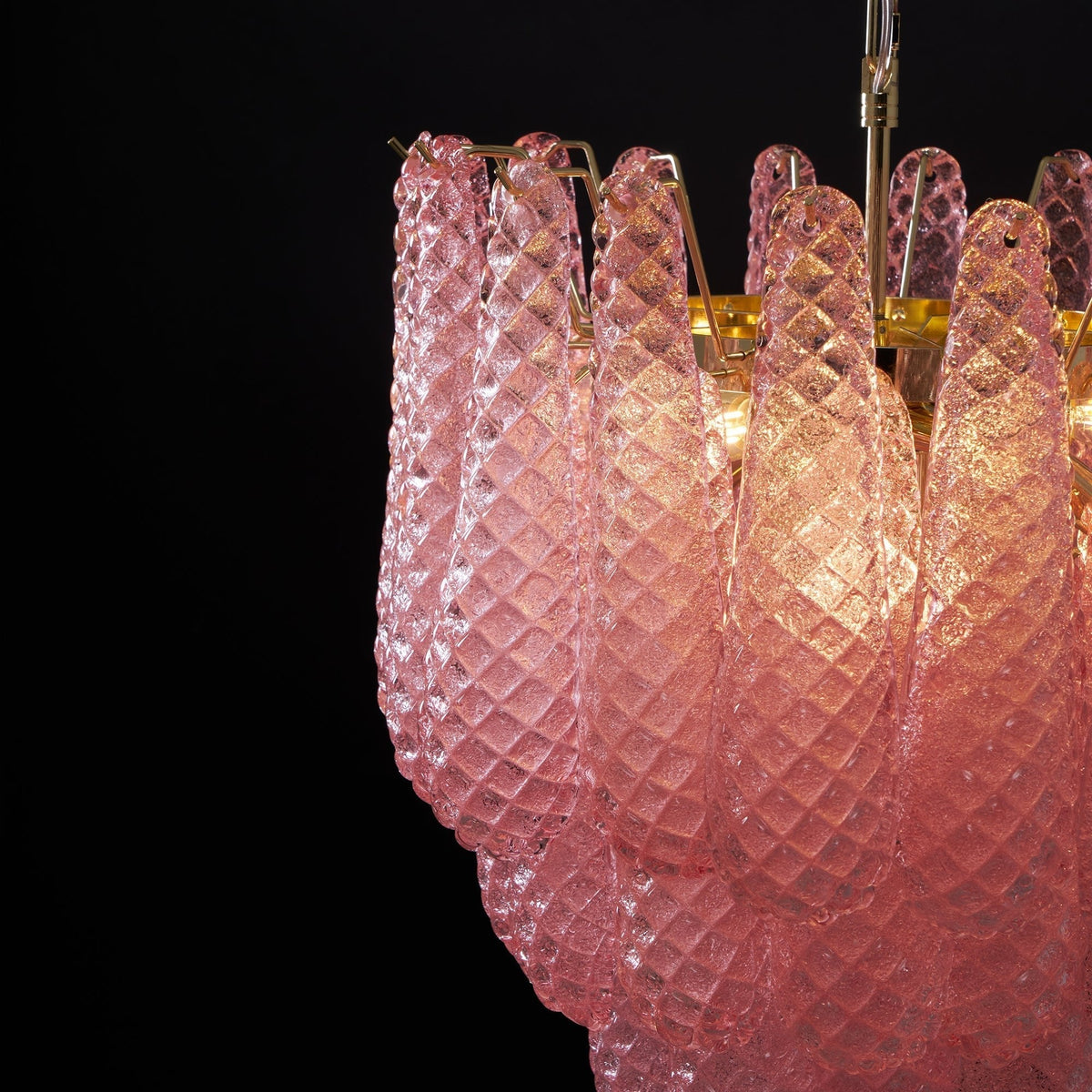 Veliena lámpara de araña rosa con gotas de vidrio de Murano patrón diamante efecto cascada