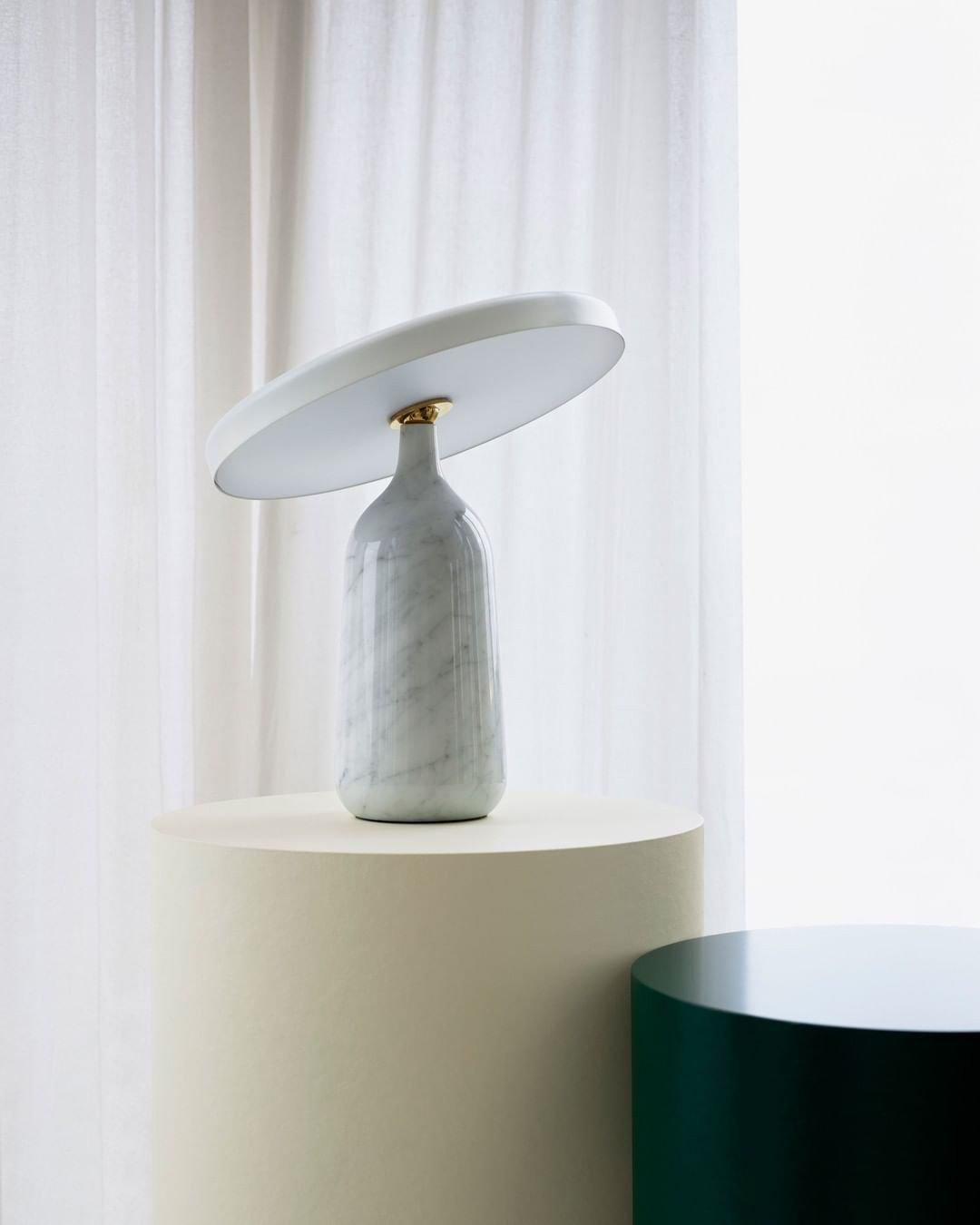 Astrian lámpara de mesa minimalista en mármol