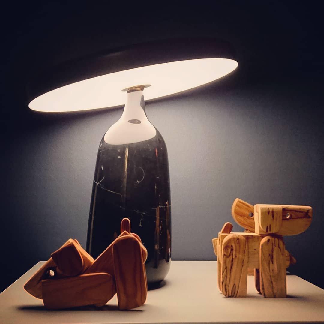 Astrian lámpara de mesa minimalista en mármol