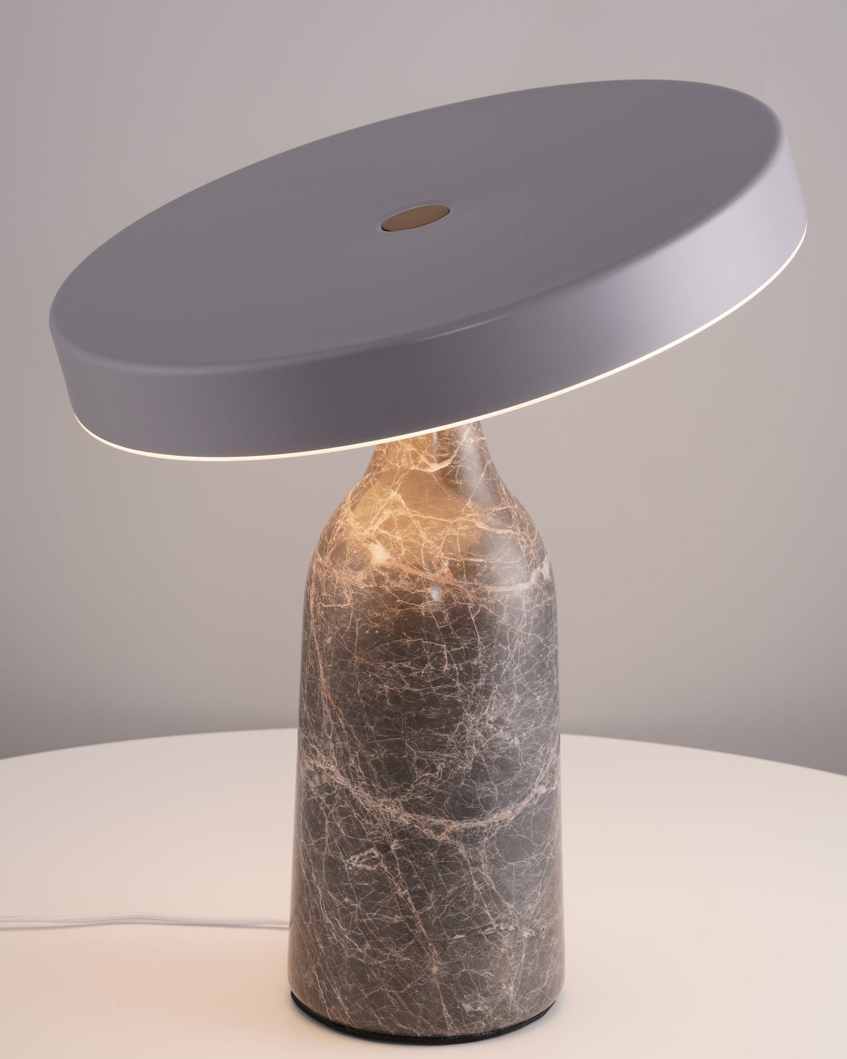 Astrian lámpara de mesa minimalista en mármol