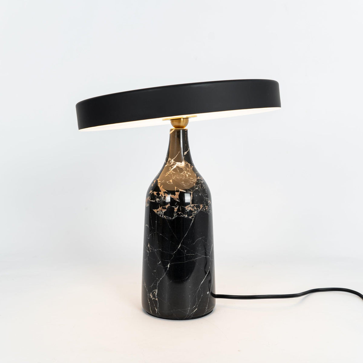 Astrian lámpara de mesa minimalista en mármol