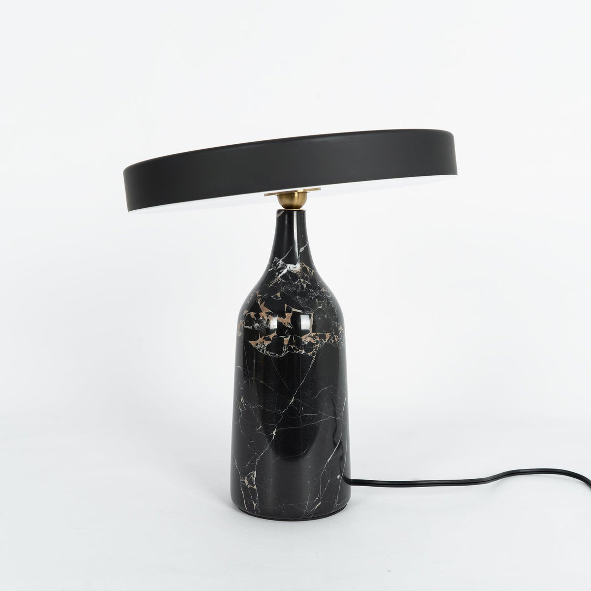 Astrian lámpara de mesa minimalista en mármol