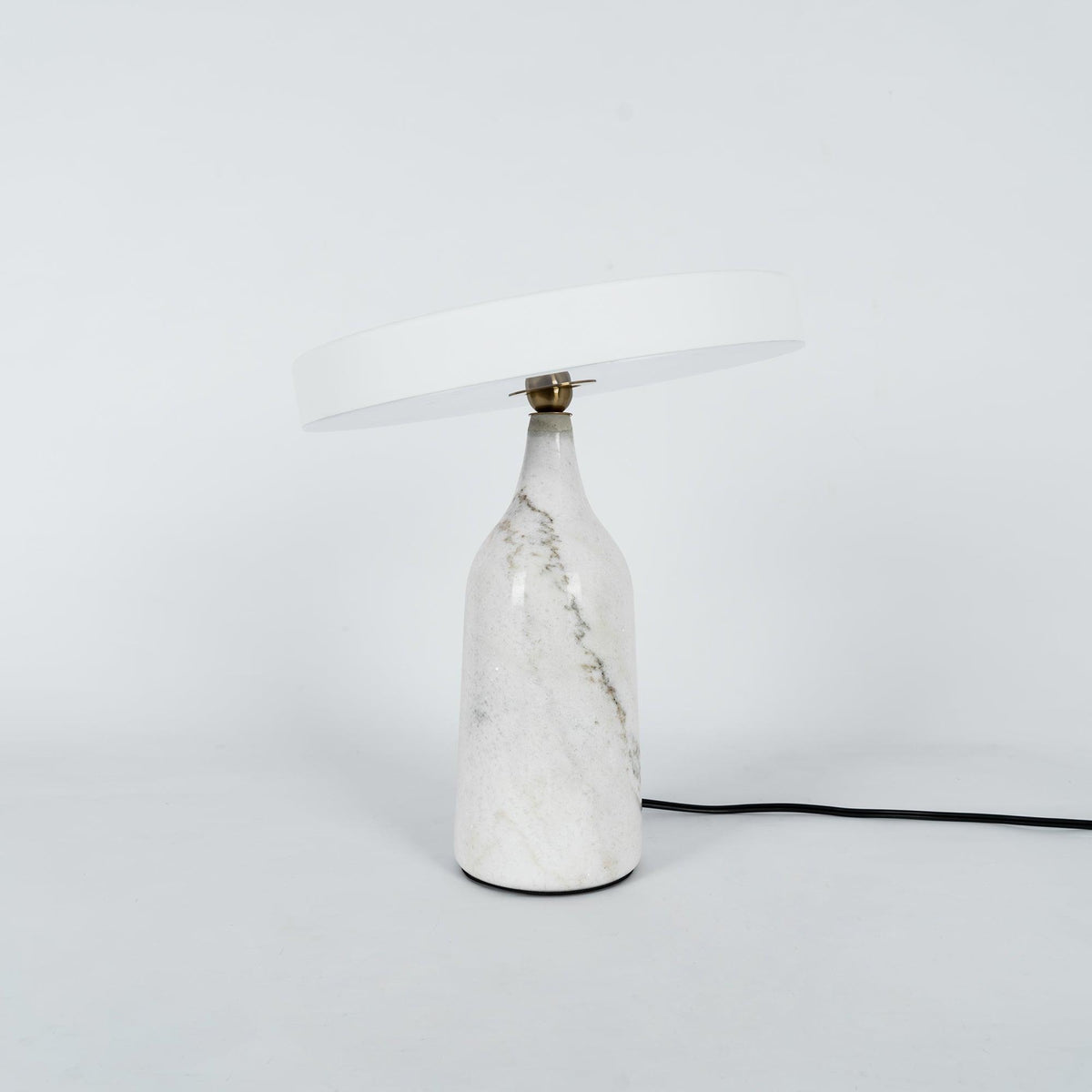 Astrian lámpara de mesa minimalista en mármol