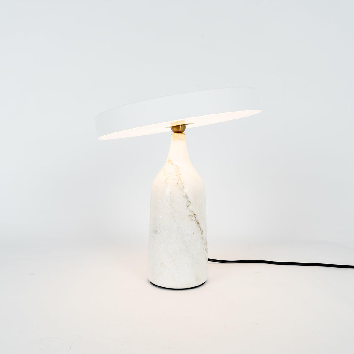 Astrian lámpara de mesa minimalista en mármol