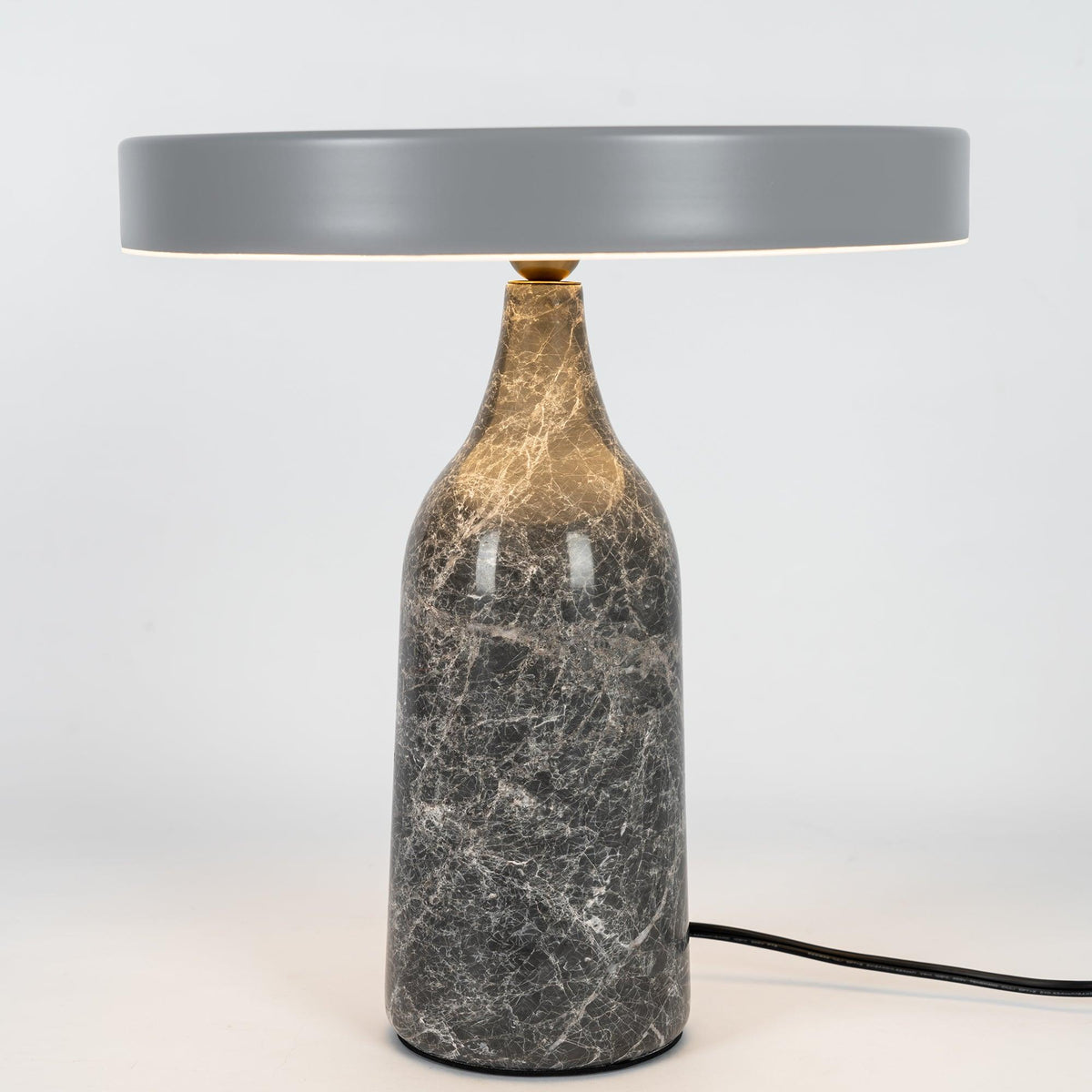 Astrian lámpara de mesa minimalista en mármol
