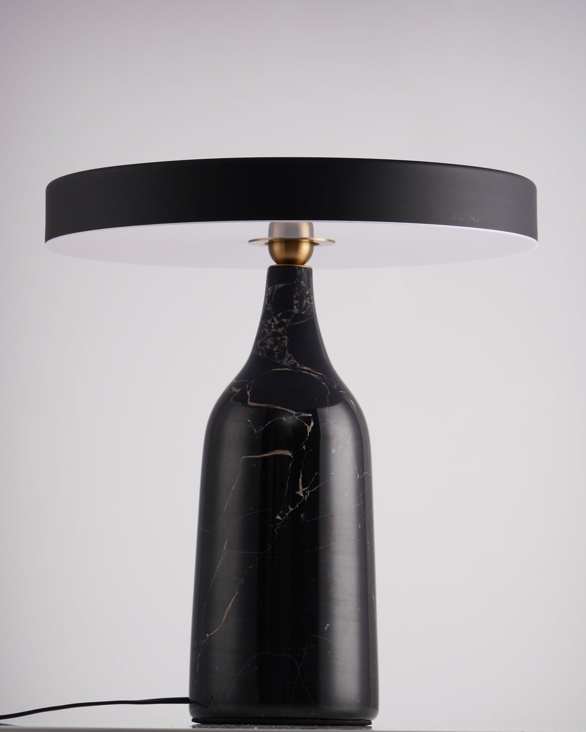 Astrian lámpara de mesa minimalista en mármol