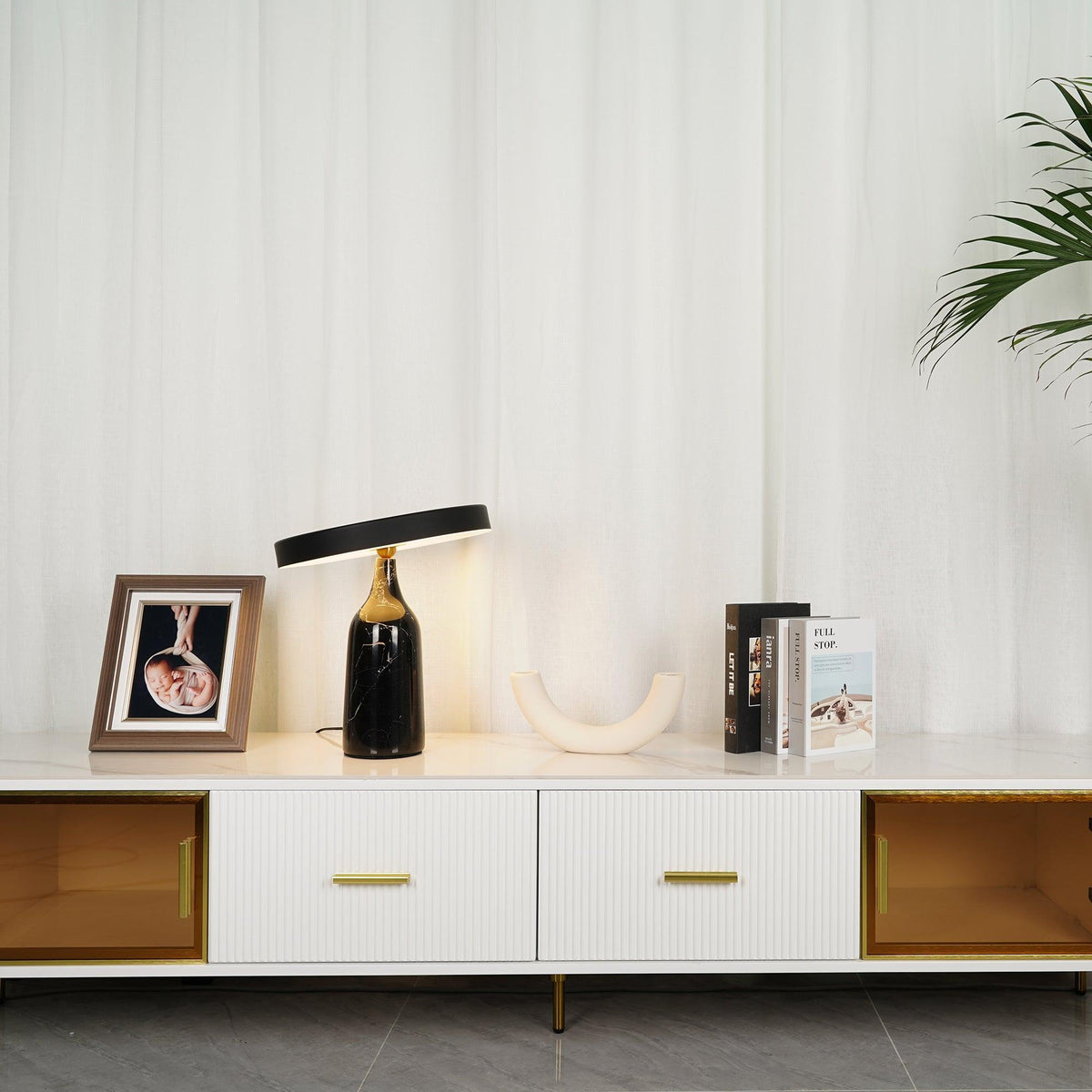 Astrian lámpara de mesa minimalista en mármol