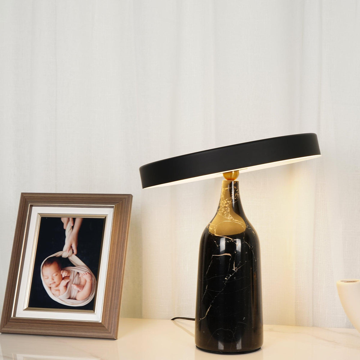 Astrian lámpara de mesa minimalista en mármol