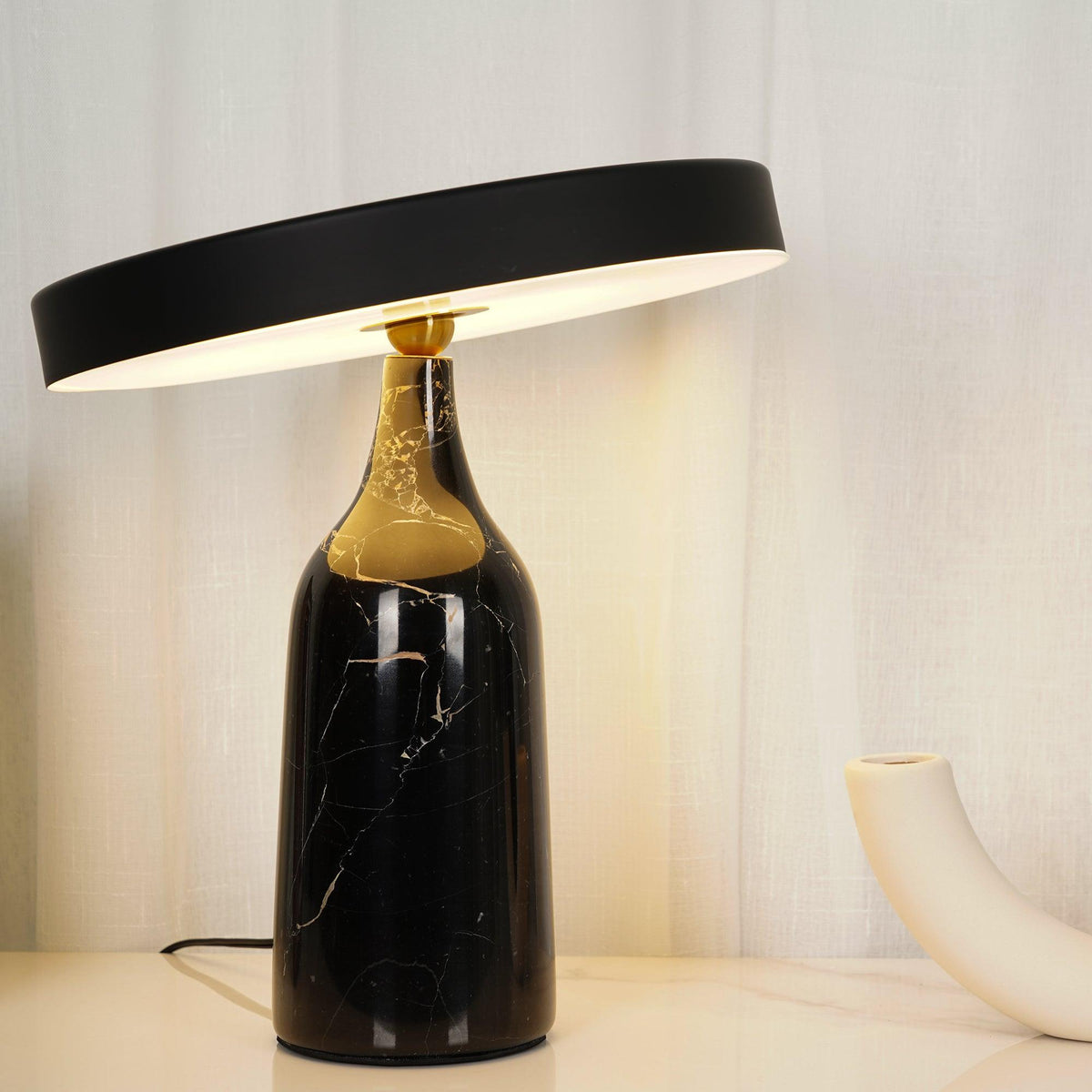 Astrian lámpara de mesa minimalista en mármol