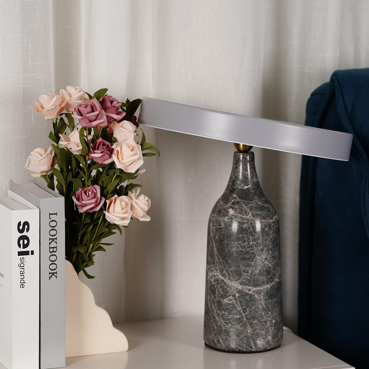 Astrian lámpara de mesa minimalista en mármol