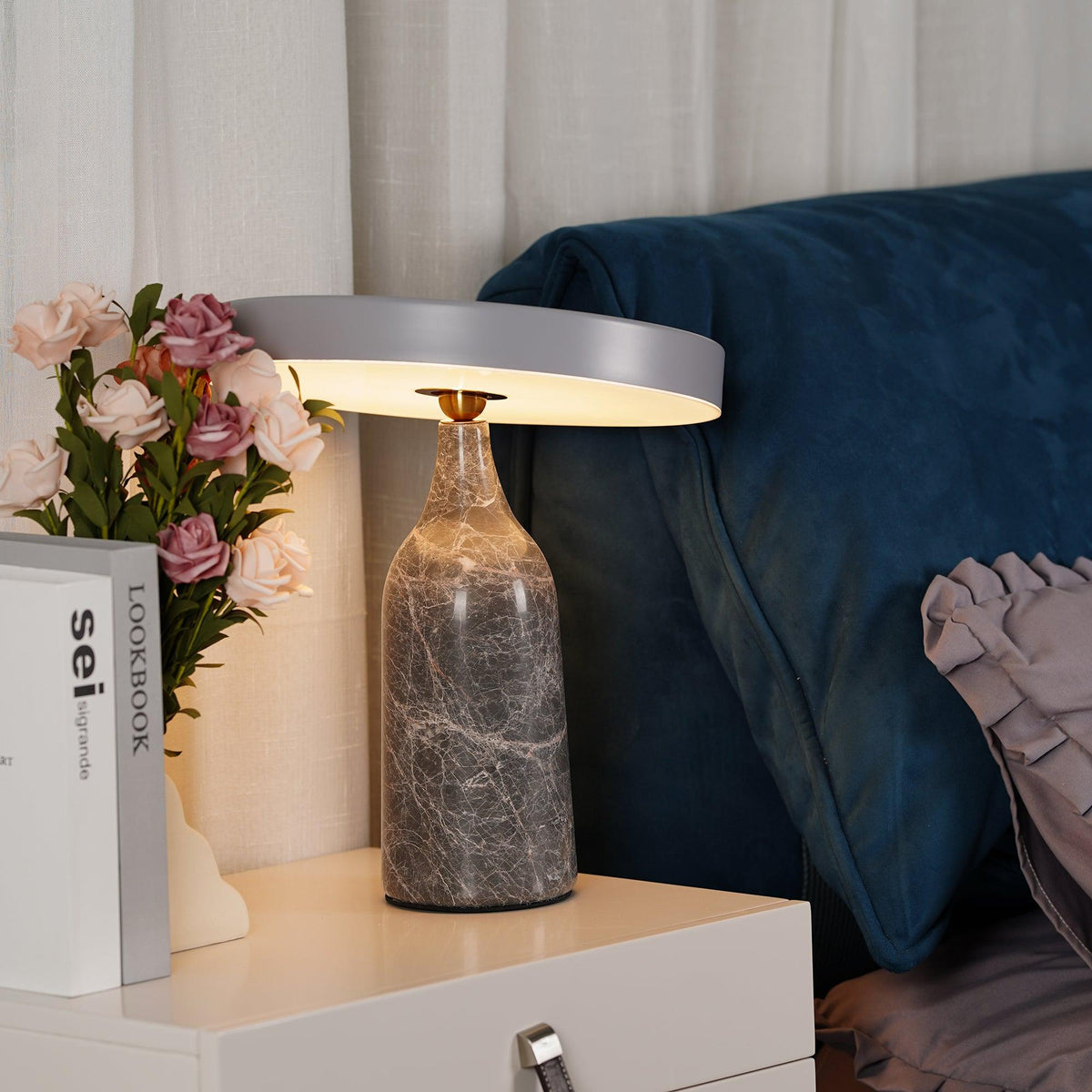 Astrian lámpara de mesa minimalista en mármol
