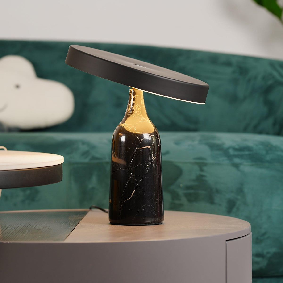 Astrian lámpara de mesa minimalista en mármol