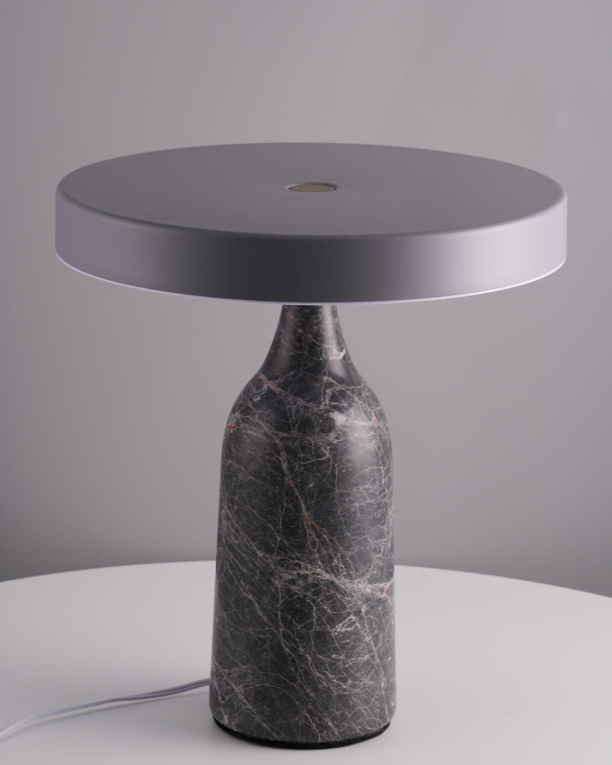 Astrian lámpara de mesa minimalista en mármol