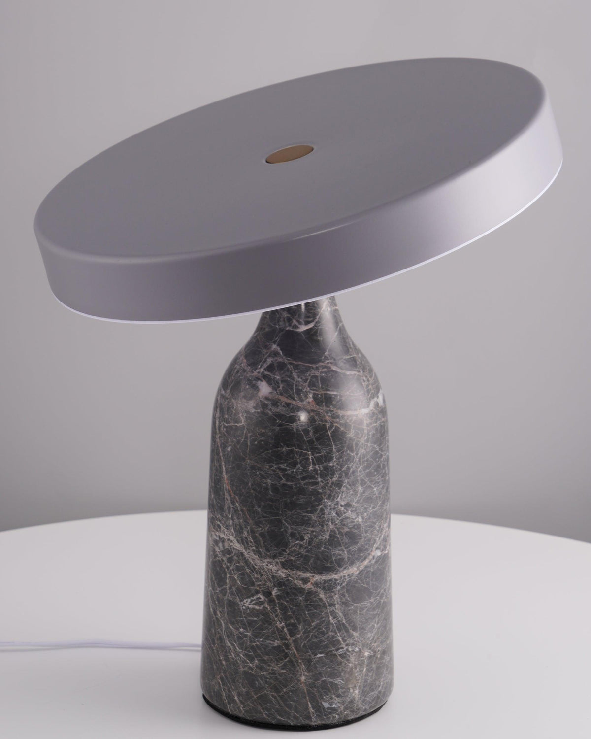 Astrian lámpara de mesa minimalista en mármol