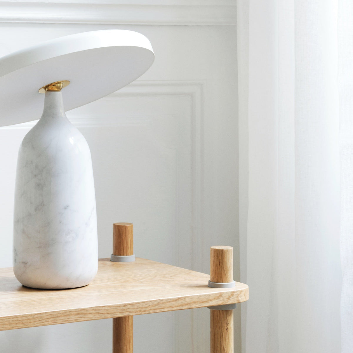 Astrian lámpara de mesa minimalista en mármol