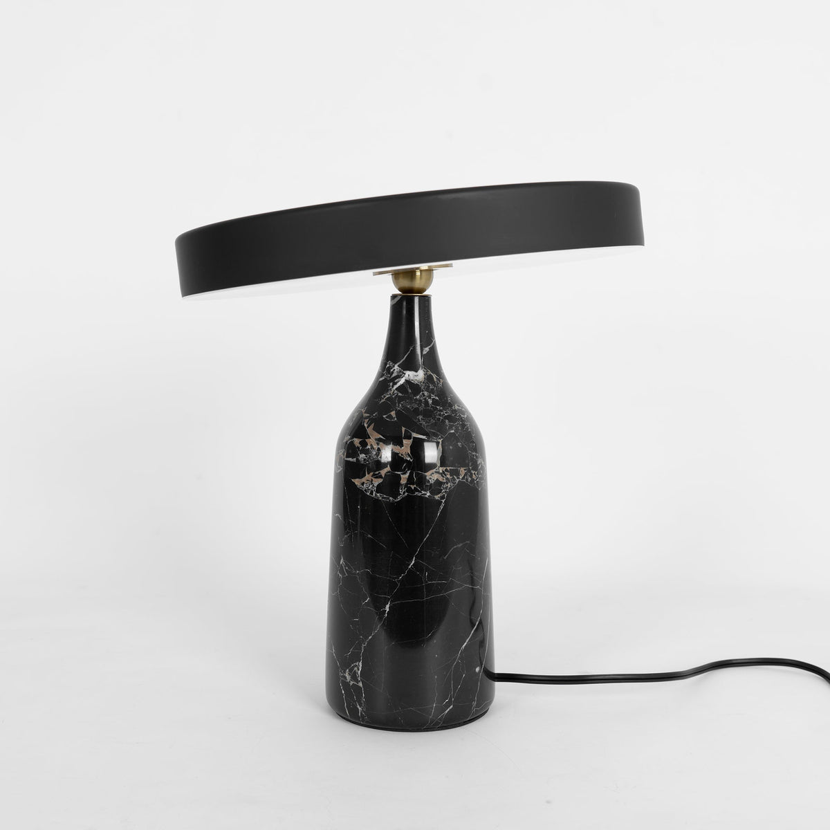 Astrian lámpara de mesa minimalista en mármol