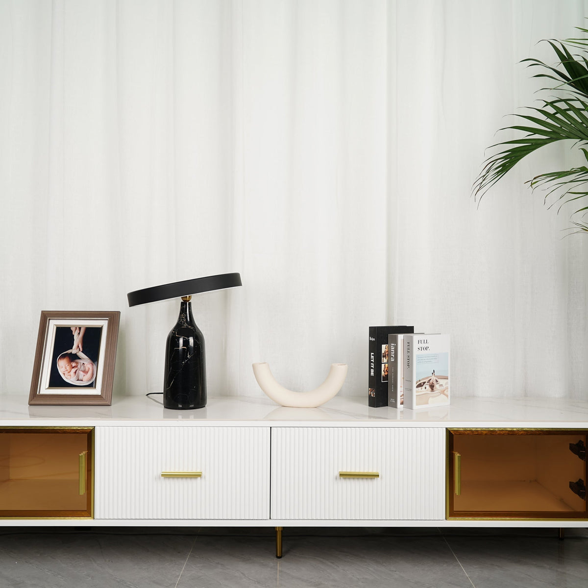 Astrian lámpara de mesa minimalista en mármol