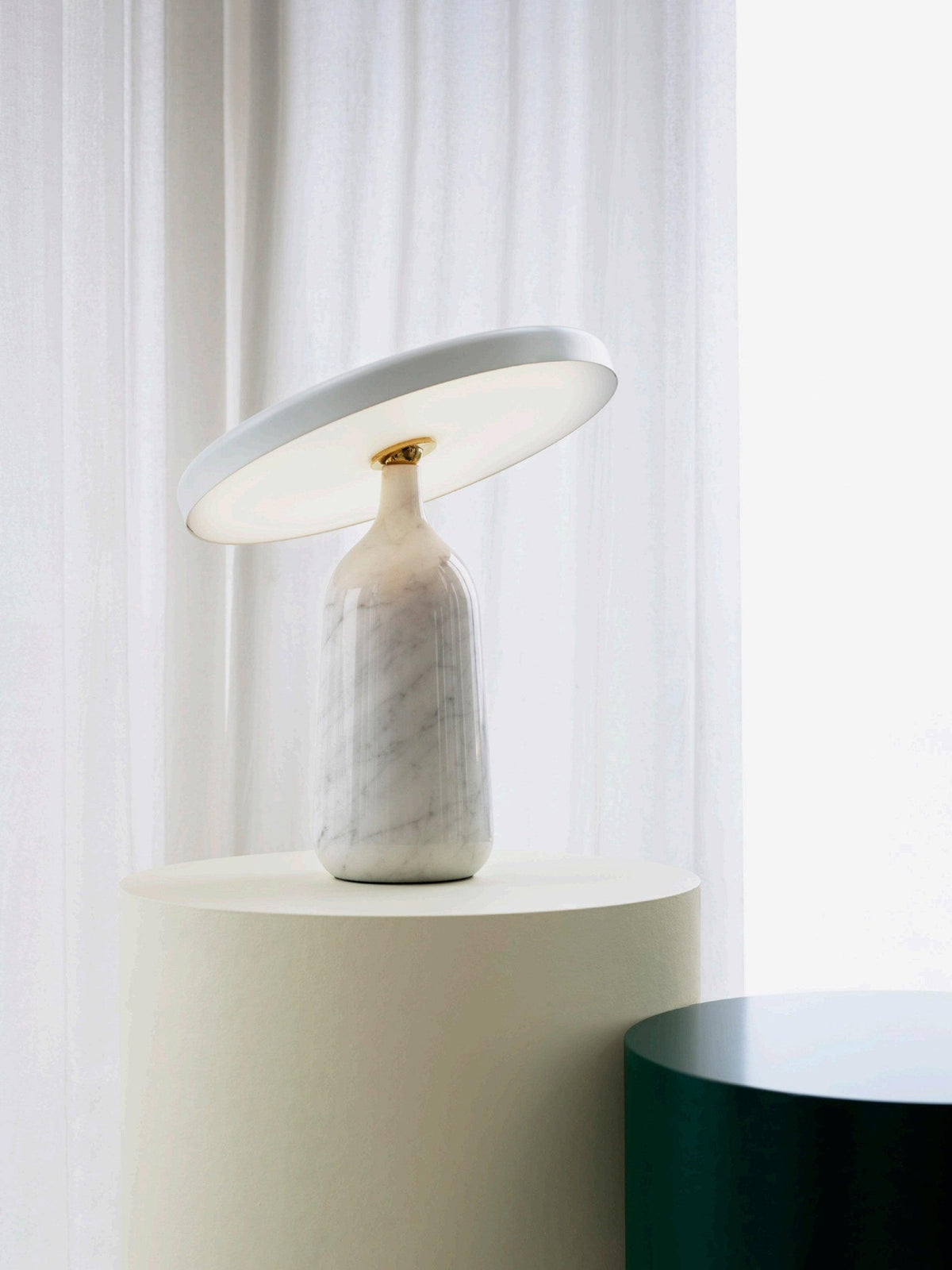 Astrian lámpara de mesa minimalista en mármol