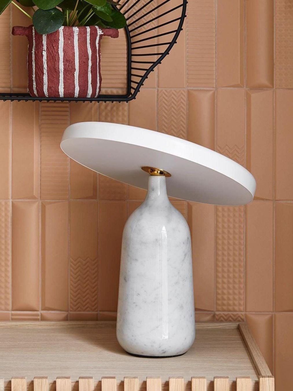 Astrian lámpara de mesa minimalista en mármol