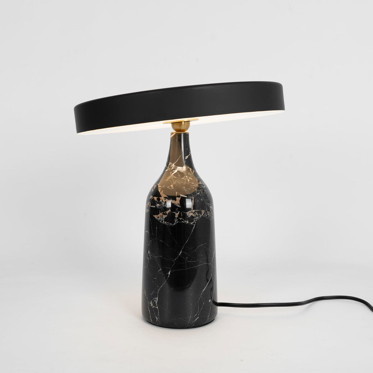 Astrian lámpara de mesa minimalista en mármol