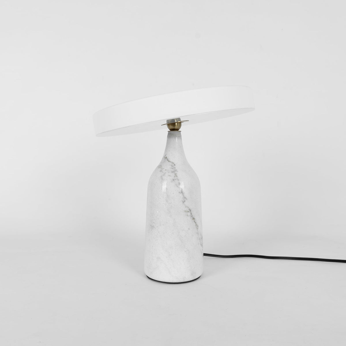 Astrian lámpara de mesa minimalista en mármol