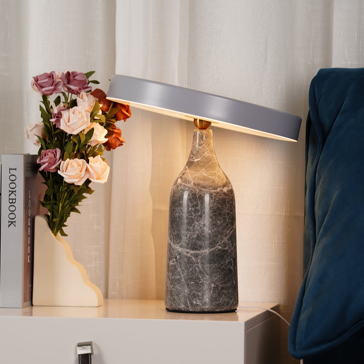Astrian lámpara de mesa minimalista en mármol