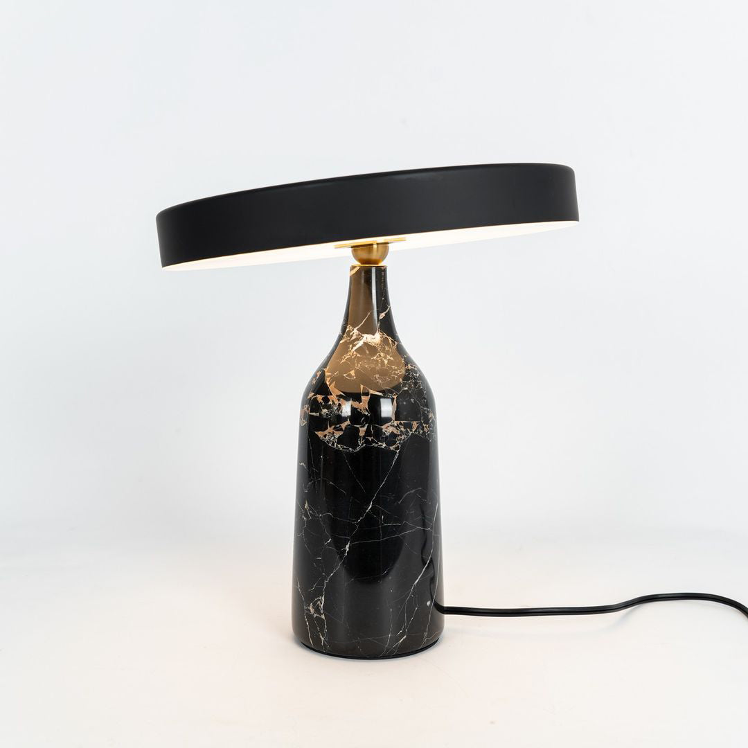 Astrian lámpara de mesa minimalista en mármol
