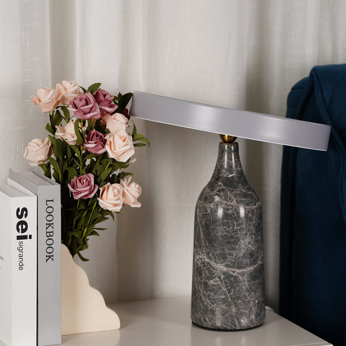 Astrian lámpara de mesa minimalista en mármol