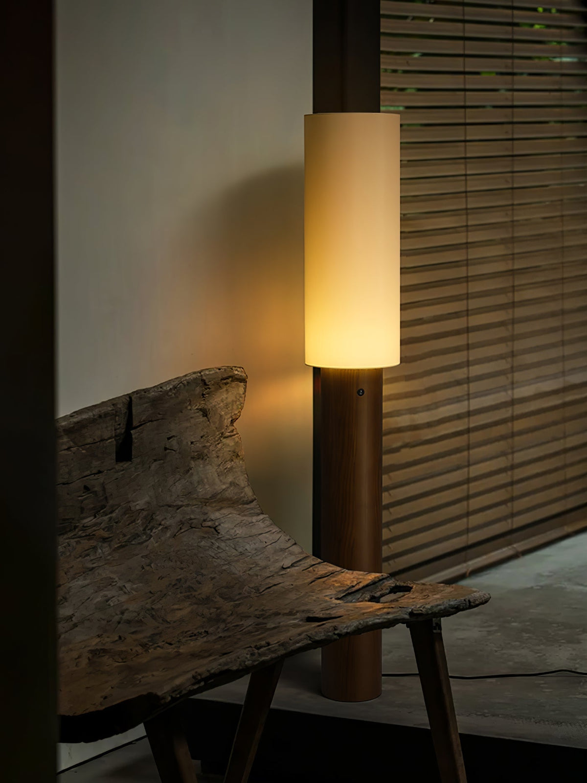 Uvynir lámpara de pie cilíndrica de madera