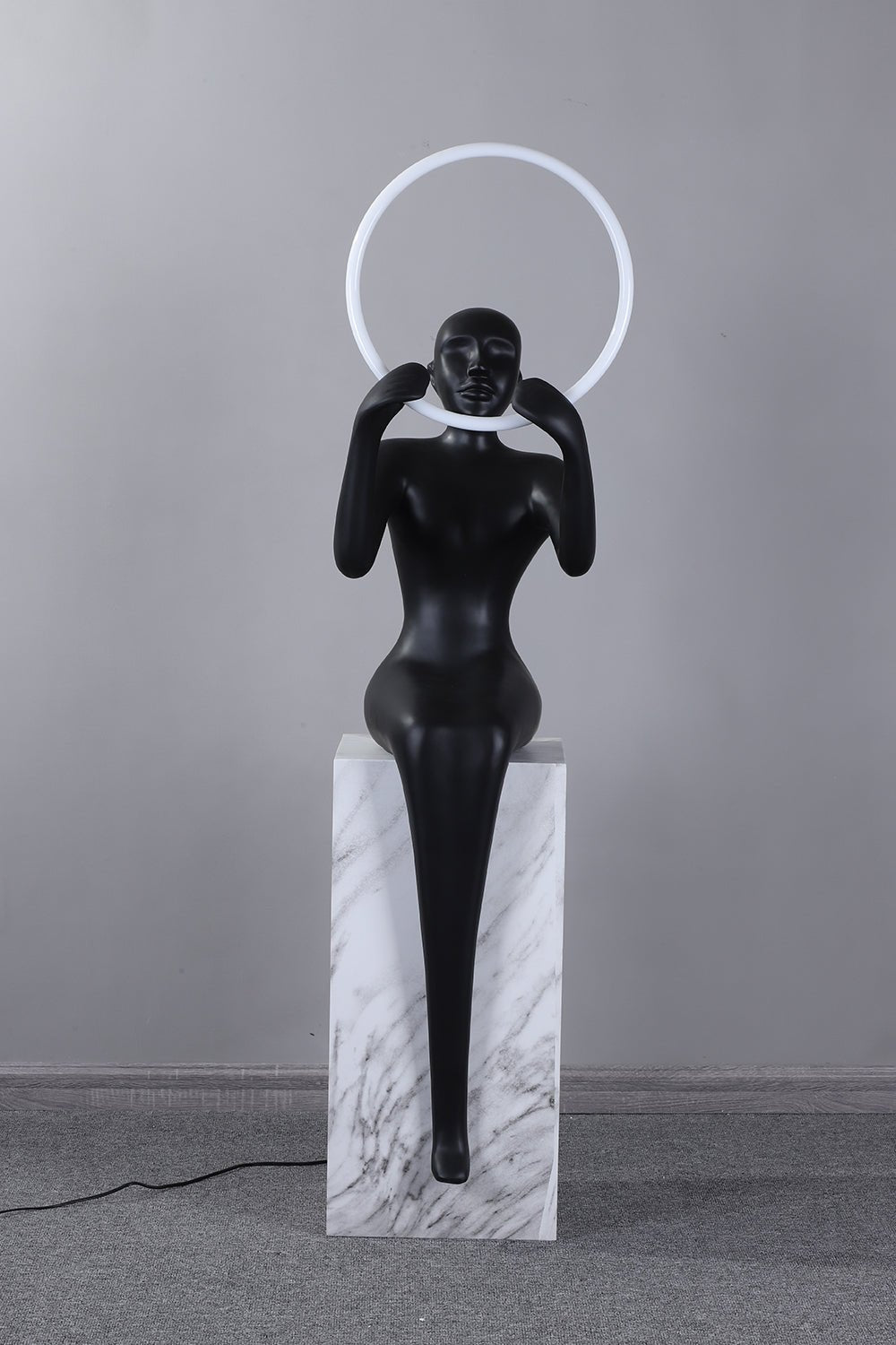 Orelaielle lámpara de pie escultórica negra