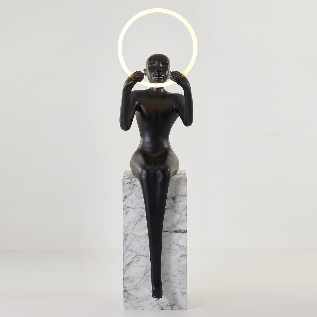 Orelaielle lámpara de pie escultórica negra