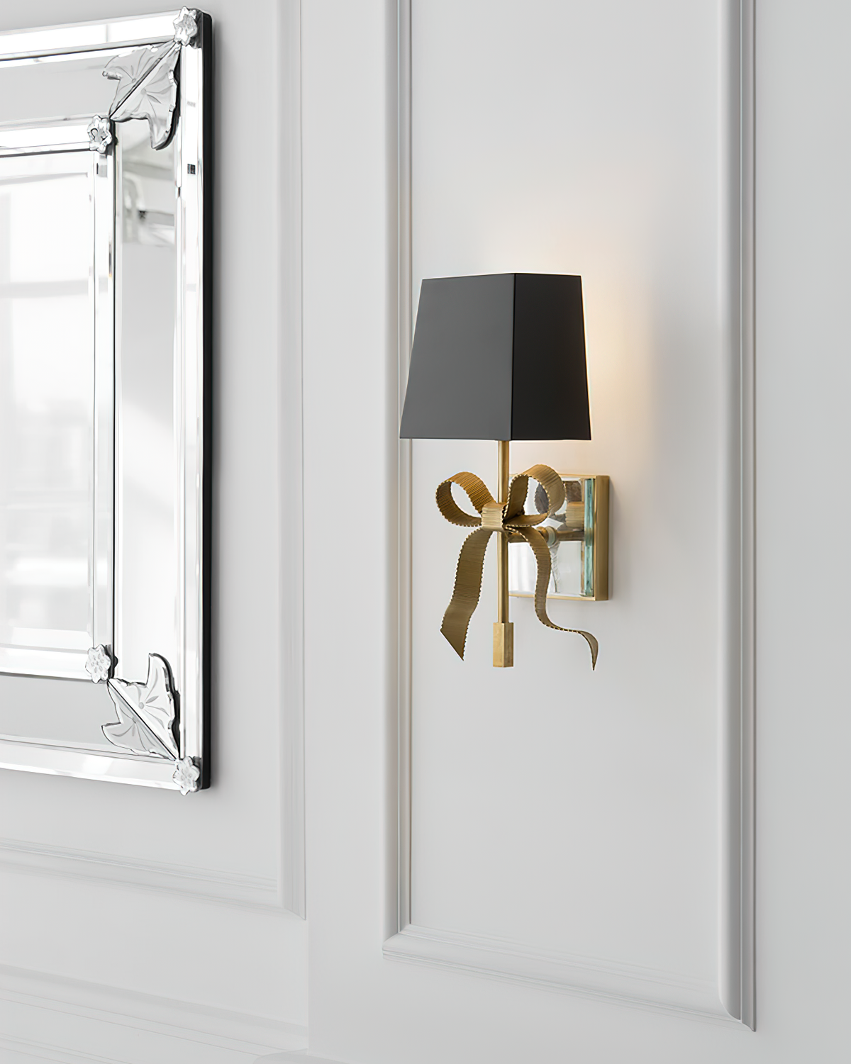 Leko aplique de pared con pantalla negra y adorno dorado en forma de lazo