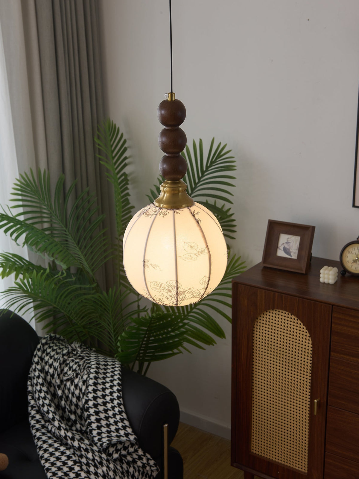 Avshaara lámpara colgante de elegancia tradicional y estilo vintage con pantalla de tejido y estructura de madera