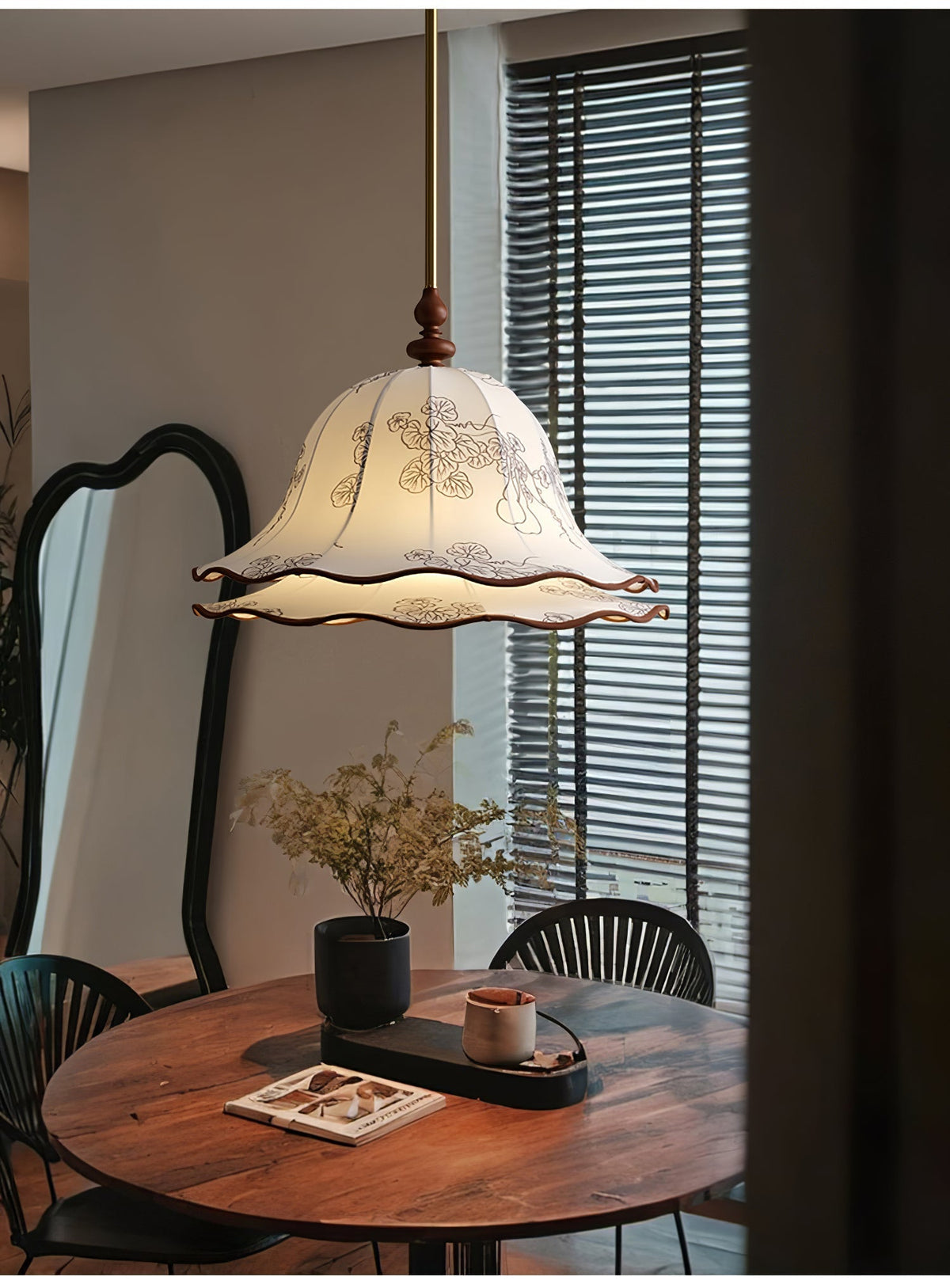 Ilsilis lámpara colgante tradicional con pantalla de tejido floral y cuerpo de madera