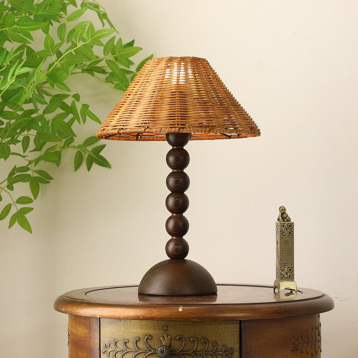 Auroran lámpara de mesa de madera y ratán