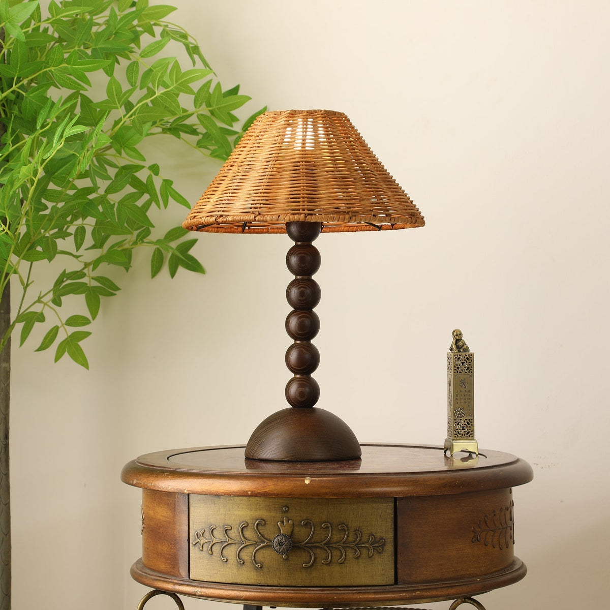 Auroran lámpara de mesa de madera y ratán