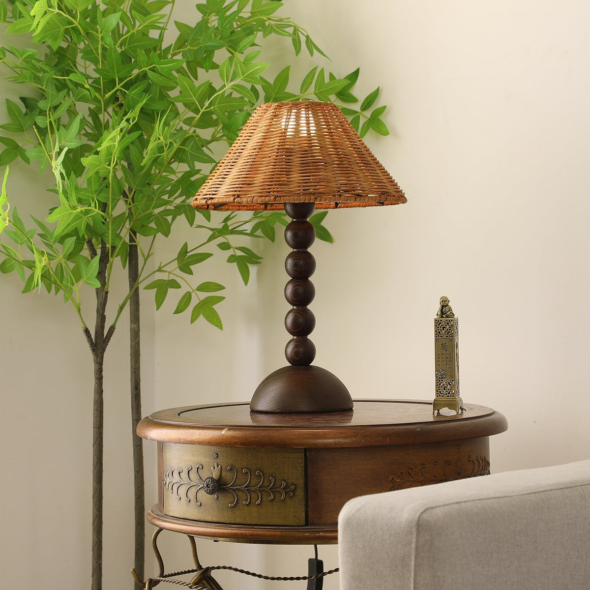 Auroran lámpara de mesa de madera y ratán