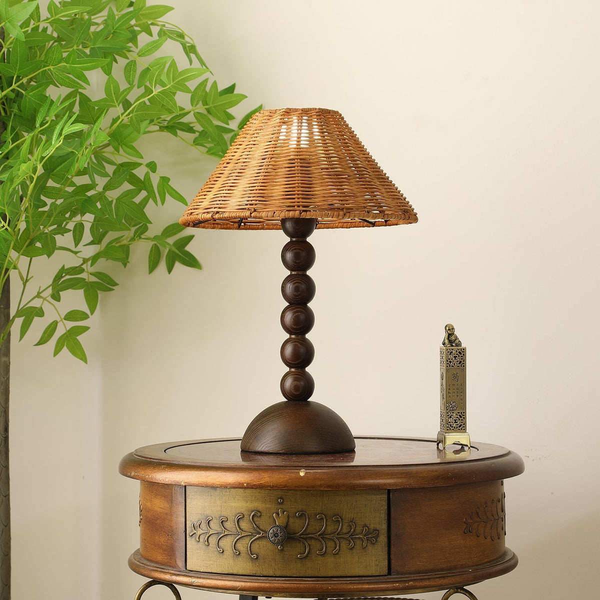 Auroran lámpara de mesa de madera y ratán