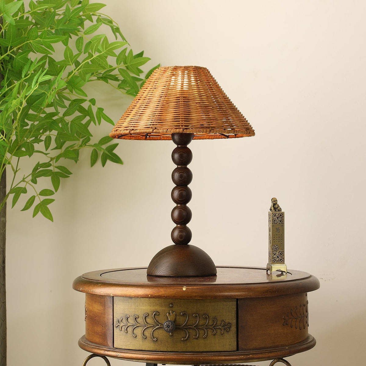 Auroran lámpara de mesa de madera y ratán