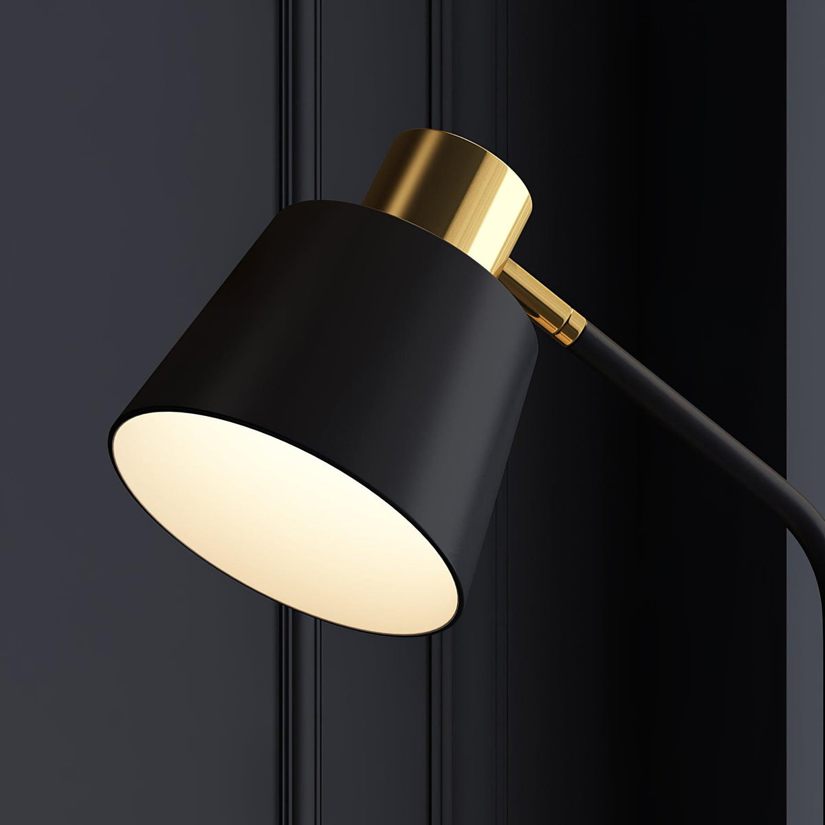 Xildas lámpara de pie minimalista en negro y dorado
