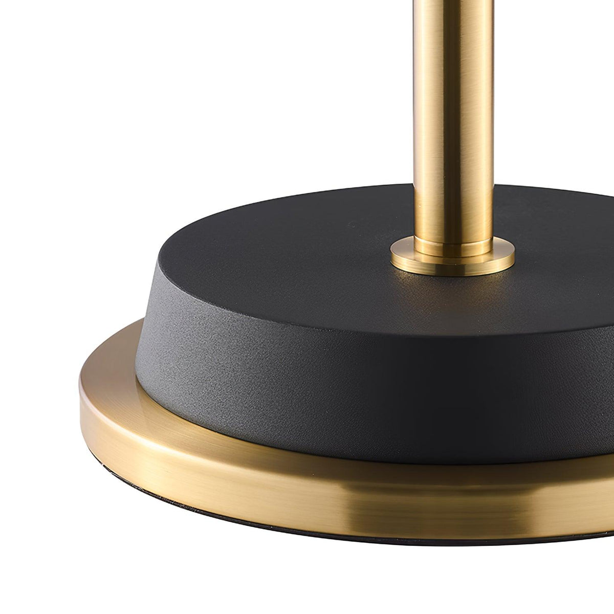Xildas lámpara de pie minimalista en negro y dorado