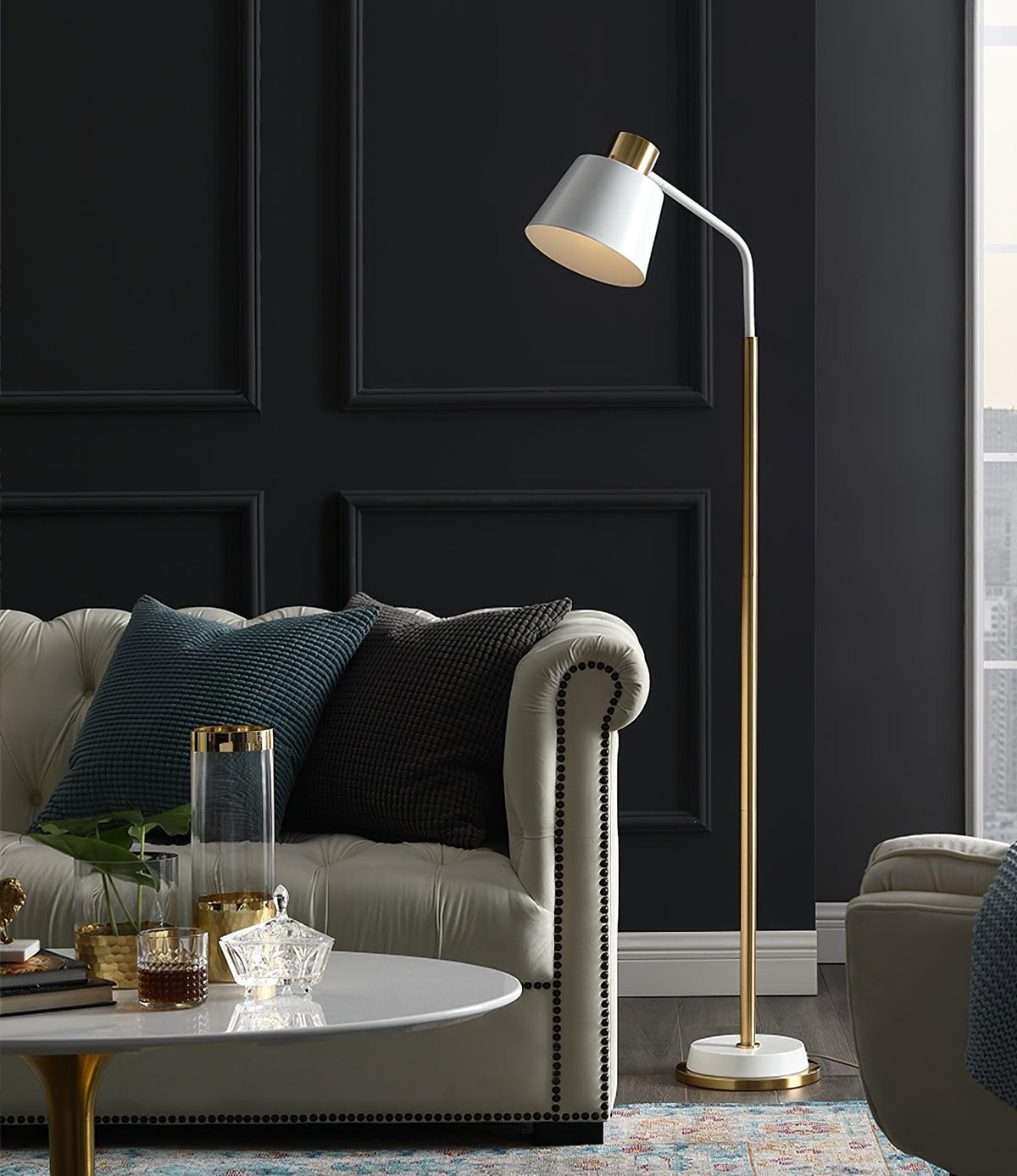 Xildas lámpara de pie minimalista en negro y dorado