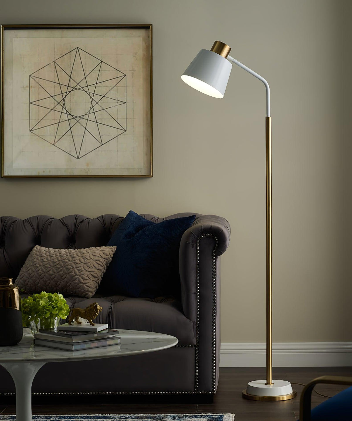 Xildas lámpara de pie minimalista en negro y dorado